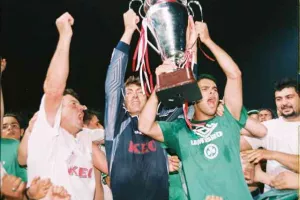 ΞΕΧΩΡΙΣΕ τον τελικό με τα... βαμμένα πράσινα μαλλιά/ "Πετύχαμε μια μεγαλειώδη νίκη" (Φώτος)