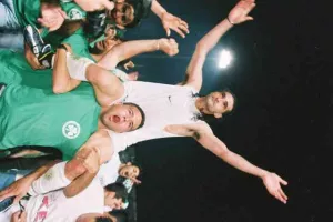 ΞΕΧΩΡΙΣΕ τον τελικό με τα... βαμμένα πράσινα μαλλιά/ "Πετύχαμε μια μεγαλειώδη νίκη" (Φώτος)