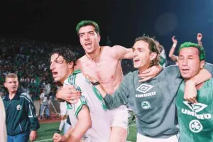 ΞΕΧΩΡΙΣΕ τον τελικό με τα... βαμμένα πράσινα μαλλιά/ "Πετύχαμε μια μεγαλειώδη νίκη" (Φώτος)