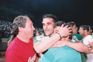 ΞΕΧΩΡΙΣΕ τον τελικό με τα... βαμμένα πράσινα μαλλιά/ "Πετύχαμε μια μεγαλειώδη νίκη" (Φώτος)