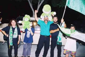 ΞΕΧΩΡΙΣΕ τον τελικό με τα... βαμμένα πράσινα μαλλιά/ "Πετύχαμε μια μεγαλειώδη νίκη" (Φώτος)