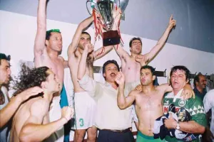 ΞΕΧΩΡΙΣΕ τον τελικό με τα... βαμμένα πράσινα μαλλιά/ "Πετύχαμε μια μεγαλειώδη νίκη" (Φώτος)