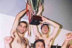 ΞΕΧΩΡΙΣΕ τον τελικό με τα... βαμμένα πράσινα μαλλιά/ "Πετύχαμε μια μεγαλειώδη νίκη" (Φώτος)