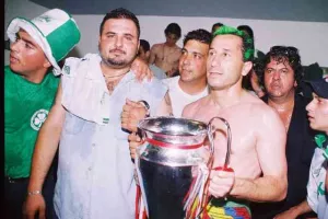 ΞΕΧΩΡΙΣΕ τον τελικό με τα... βαμμένα πράσινα μαλλιά/ "Πετύχαμε μια μεγαλειώδη νίκη" (Φώτος)