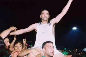 ΞΕΧΩΡΙΣΕ τον τελικό με τα... βαμμένα πράσινα μαλλιά/ "Πετύχαμε μια μεγαλειώδη νίκη" (Φώτος)