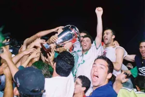 ΞΕΧΩΡΙΣΕ τον τελικό με τα... βαμμένα πράσινα μαλλιά/ "Πετύχαμε μια μεγαλειώδη νίκη" (Φώτος)