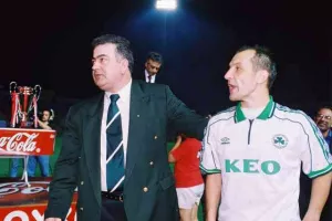 ΞΕΧΩΡΙΣΕ τον τελικό με τα... βαμμένα πράσινα μαλλιά/ "Πετύχαμε μια μεγαλειώδη νίκη" (Φώτος)