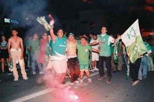 ΞΕΧΩΡΙΣΕ τον τελικό με τα... βαμμένα πράσινα μαλλιά/ "Πετύχαμε μια μεγαλειώδη νίκη" (Φώτος)