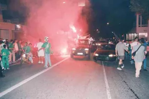 ΞΕΧΩΡΙΣΕ τον τελικό με τα... βαμμένα πράσινα μαλλιά/ "Πετύχαμε μια μεγαλειώδη νίκη" (Φώτος)