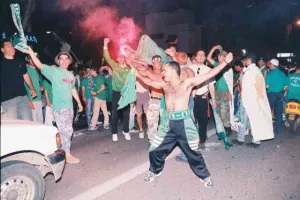 ΞΕΧΩΡΙΣΕ τον τελικό με τα... βαμμένα πράσινα μαλλιά/ "Πετύχαμε μια μεγαλειώδη νίκη" (Φώτος)