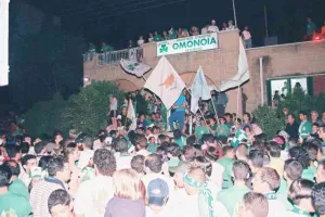 ΞΕΧΩΡΙΣΕ τον τελικό με τα... βαμμένα πράσινα μαλλιά/ "Πετύχαμε μια μεγαλειώδη νίκη" (Φώτος)