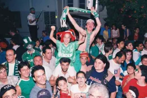 ΞΕΧΩΡΙΣΕ τον τελικό με τα... βαμμένα πράσινα μαλλιά/ "Πετύχαμε μια μεγαλειώδη νίκη" (Φώτος)