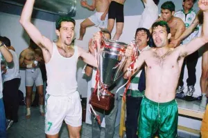 ΞΕΧΩΡΙΣΕ τον τελικό με τα... βαμμένα πράσινα μαλλιά/ "Πετύχαμε μια μεγαλειώδη νίκη" (Φώτος)