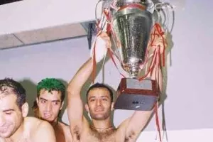 ΞΕΧΩΡΙΣΕ τον τελικό με τα... βαμμένα πράσινα μαλλιά/ "Πετύχαμε μια μεγαλειώδη νίκη" (Φώτος)