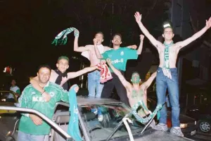 ΞΕΧΩΡΙΣΕ τον τελικό με τα... βαμμένα πράσινα μαλλιά/ "Πετύχαμε μια μεγαλειώδη νίκη" (Φώτος)