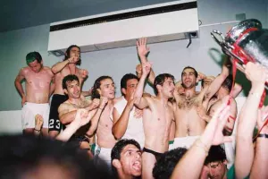 ΞΕΧΩΡΙΣΕ τον τελικό με τα... βαμμένα πράσινα μαλλιά/ "Πετύχαμε μια μεγαλειώδη νίκη" (Φώτος)