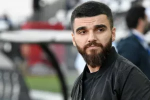 ΜΗΝΥΜΑ με... σκούπες! (φώτο) 