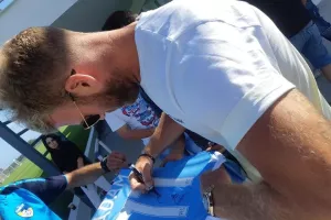 Αυτόγραφα και τιμές για το "αντίο"/ΦΩΤΟΣ