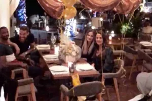 Στα γενέθλια της κοπέλας του Καρλίτος οι Σα, Καφού! (φώτο)