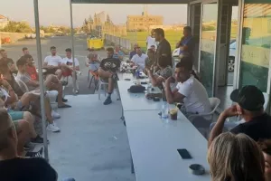 Επίσημη πρώτη γνωριμίας (Φώτος)