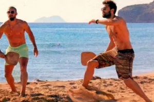 Η απόφαση - έκπληξη των λοιμωξιολόγων για τις ρακέτες στην παραλία