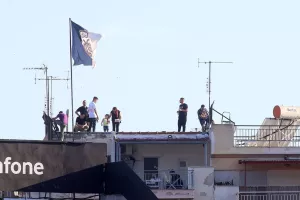 ΠΑΟΚ - Ολυμπιακός: Ανέβηκαν σε ταράτσα για να δουν τον αγώνα! (Φώτος)