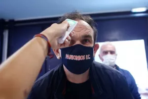Η θερμομέτρηση στο γήπεδο πριν το ματς