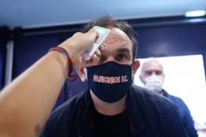 Η θερμομέτρηση στο γήπεδο πριν το ματς