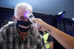 Η θερμομέτρηση στο γήπεδο πριν το ματς