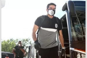 ΦΩΤΟΣ/ΟΛΟΙ με μάσκες