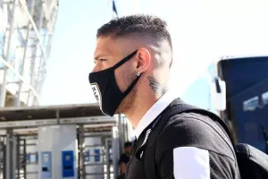 ΦΩΤΟΣ/ΟΛΟΙ με μάσκες