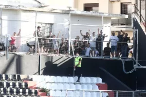 ΟΦΗ - ΑΕΚ/ Οι οπαδοί των Κρητικών βλέπουν το ματς από τις ταράτσες! (φώτος)