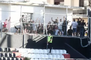 ΟΦΗ - ΑΕΚ/ Οι οπαδοί των Κρητικών βλέπουν το ματς από τις ταράτσες! (φώτος)