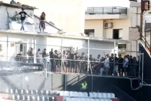 ΟΦΗ - ΑΕΚ/ Οι οπαδοί των Κρητικών βλέπουν το ματς από τις ταράτσες! (φώτος)