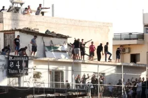 ΟΦΗ - ΑΕΚ/ Οι οπαδοί των Κρητικών βλέπουν το ματς από τις ταράτσες! (φώτος)
