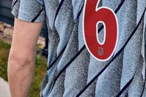 Ο Φαν Ντε Μπεκ αποκάλυψε τη νέα φανέλα του Αγιαξ (Φώτος)