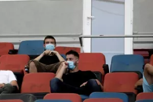 Μπάλα στην Ελλάδα με μάσκες και αποστάσεις/ΦΩΤΟΣ 