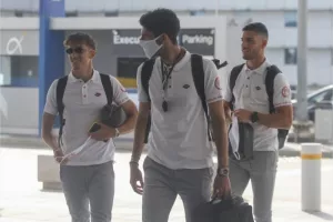 Με μάσκες οι παίκτες κατά την αναχώρησή τους