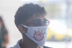 Με μάσκες οι παίκτες κατά την αναχώρησή τους