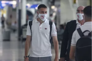 Με μάσκες οι παίκτες κατά την αναχώρησή τους