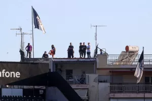 ΠΑΟΚ - Ολυμπιακός: Ανέβηκαν σε ταράτσα για να δουν τον αγώνα! (Φώτος)