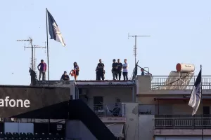 ΠΑΟΚ - Ολυμπιακός: Ανέβηκαν σε ταράτσα για να δουν τον αγώνα! (Φώτος)