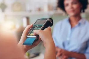 Με ένα τηλεφώνημα... άμεσα χρεωστική κάρτα για ασφαλείς πληρωμές!