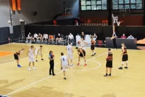 Εδιωξε πέντε παίκτες της παιδικής ομάδας πριν από την τελική φάση