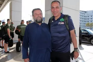 ΦΩΤΟ με παπά και... ευχή (ΔΩΝΗΣ) 