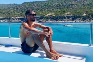 Χαλαρώνει στον Ακάμα