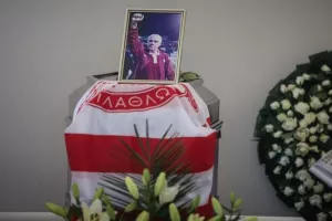 Αλέφαντος: Το ύστατο χαίρε, σκεπασμένη με τη σημαία του Ολυμπιακού η σωρός του
