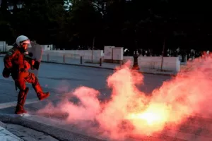 (ΒΙΝΤΕΟ) Ένταση στο κέντρο της Αθήνας στην πορεία για τη δολοφονία Φλόιντ 