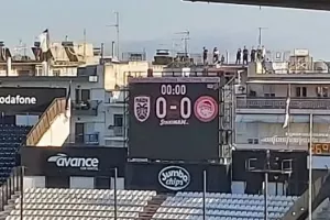 ΠΑΟΚ - Ολυμπιακός: Ανέβηκαν σε ταράτσα για να δουν τον αγώνα! (Φώτος)