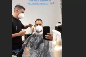 Στο κουρείο με μάσκα 